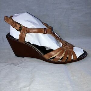 Clarks 8.5 women’s Tan Wedge Sandals with Elegant Lattice Straps